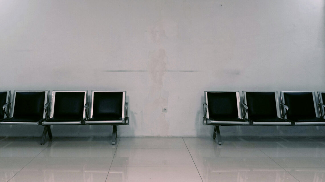a row of empty chairs sitting in a room